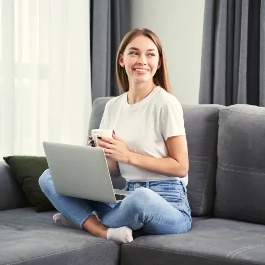 Foto de uma mulher feliz usando o computador